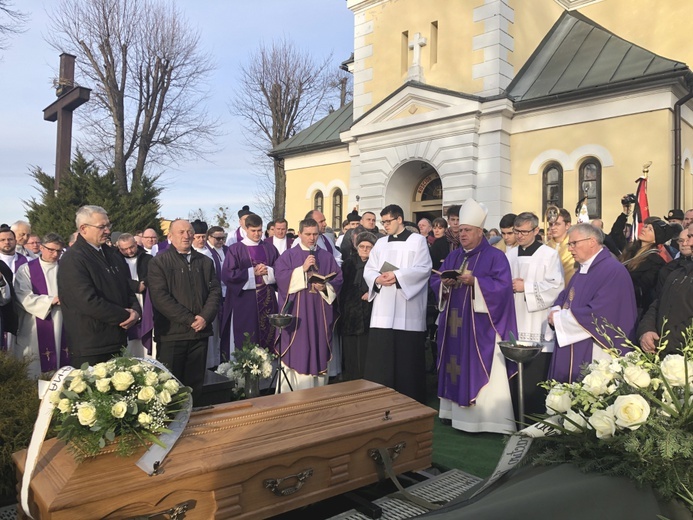 Ostatnie pożegnanie śp. ks. Marka Kuliga w Simoradzu