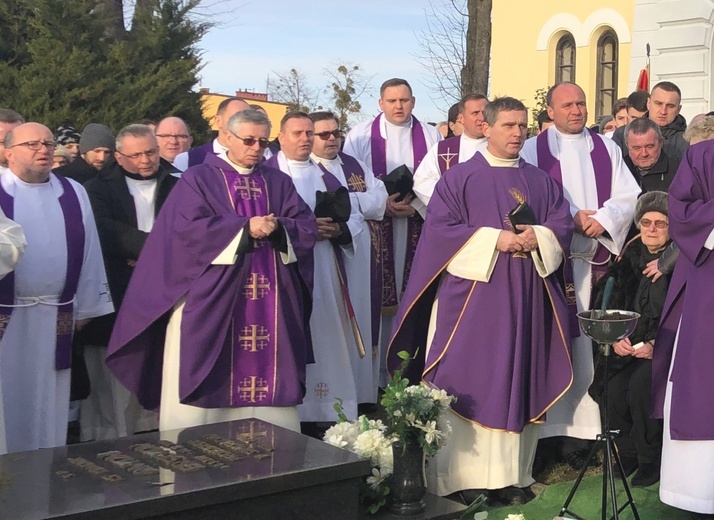 Ostatnie pożegnanie śp. ks. Marka Kuliga w Simoradzu