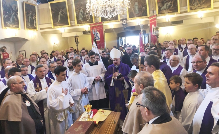 Ostatnie pożegnanie śp. ks. Marka Kuliga w Simoradzu