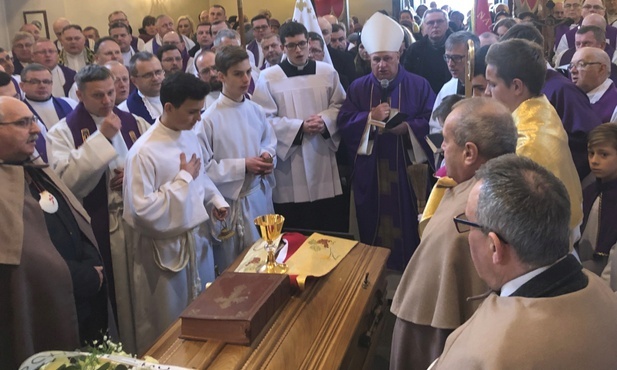 Modlitwa nad trumną śp. ks. Marka Kuliga.