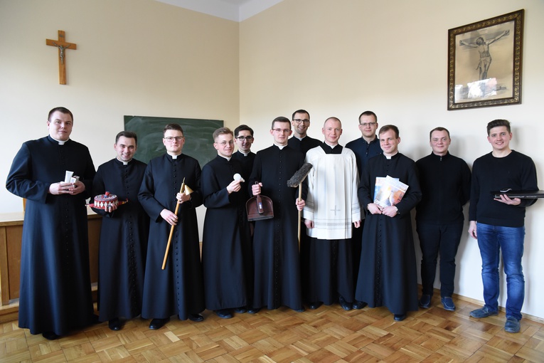 Niektórzy z aulmnów trzymają w dłoniach atrybuty swoich posług - seminaryjne "oscary".