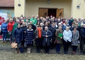 Pamiątkowa fotografia uczestników dnia skupienia przed kaplicą ośrodka "Emaus".