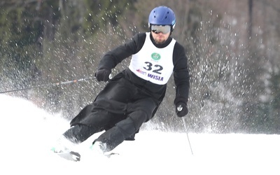 Zawody poprzedził przejazd slalomem w sutannach.