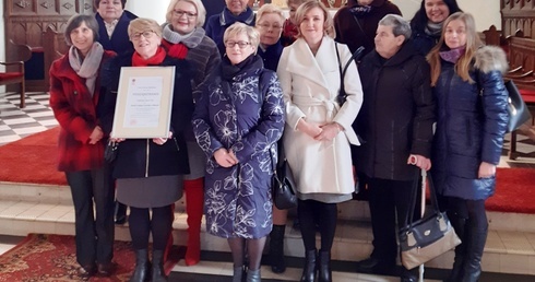 Ks. Stanisław Wlazło z Parafialnym Zespołem Caritas. Czwarta od lewej Anna Lis.