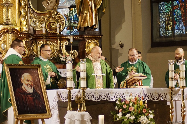 Wprowadzenie relikwii o. Pio