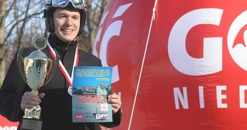 Ks. Marcin Mieszczuk z trofeum za zajęcie 1. miejsca w zawodach.