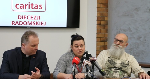 O pomocy bezdomnym opowiadali ks. Robert Kowalski, Dagmara Kornacka i Wojciech Dąbrowski.