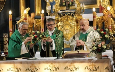 Od lewej: ks. Michał Jagosz, ks. Robert Kasprowski i ks. Władysław Fidelus przy ołtarzu w łodygowickim kościele Świętych Apostołów Szymona i Judy Tadeusza.