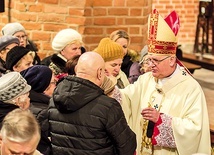 ◄	Kapłani udzielili wiernym sakramentu namaszczenia.