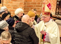 ◄	Kapłani udzielili wiernym sakramentu namaszczenia.