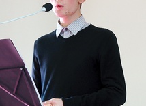 – Warto spełniać swoje marzenia – mówi słabo słyszący artysta. Piosenkę w jego wykonaniu tłumaczyła na język migowy s. Bonita.