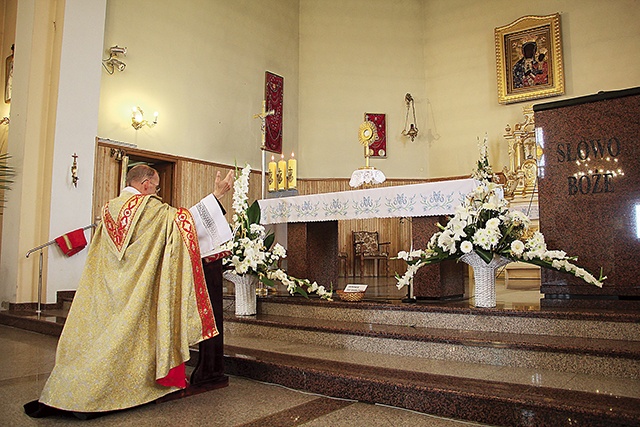 Wiernym leży na sercu troska o księży.