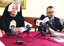 ▲	Siostra Jolanta Pietrasińska i ks. rektor Tomasz Brzeziński na konferencji prasowej mówili o planach promocji tego świętego miejsca.