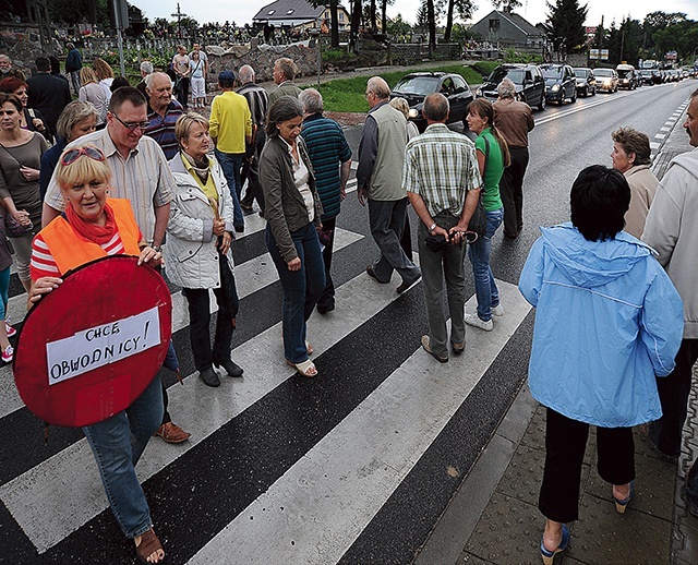 ▲	Od wielu lat pułtuszczanie upominali się o budowę takiej drogi. Na zdjęciu: protest z 2011 roku.