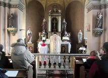 	Najświętsza Ofiara sprawowana jest w niewielkiej kaplicy.
