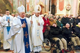 Mszy św. przewodniczył bp Józef Wróbel. Wierni na Eucharystii mogli przyjąć sakrament namaszczenia i otrzymali specjalne błogosławieństwo.