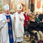 Mszy św. przewodniczył bp Józef Wróbel. Wierni na Eucharystii mogli przyjąć sakrament namaszczenia i otrzymali specjalne błogosławieństwo.