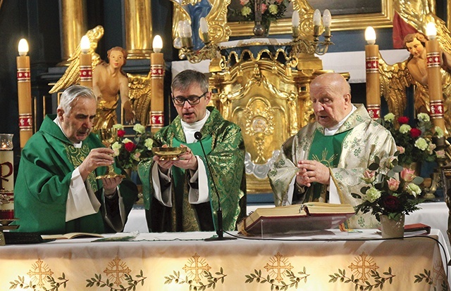 Ks. Robert Kasprowski  (w środku) przewodniczył Mszy św. w intencji beatyfikacji ks. prał. Jana Marszałka.