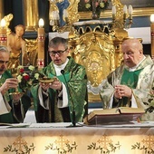 Ks. Robert Kasprowski  (w środku) przewodniczył Mszy św. w intencji beatyfikacji ks. prał. Jana Marszałka.