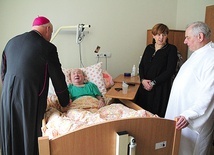 Bp Piotr Greger w Hospicjum św. Jana Pawła II w Bielsku-Białej.