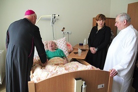 Bp Piotr Greger w Hospicjum św. Jana Pawła II w Bielsku-Białej.