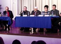 Od lewej: Aleksandra Tręda, ks. Tomasz Sroka, ks. Andrzej Abdank- -Kozubski, imam Abdul Jabbar Koubaisy, Dorota Wiewióra, ks. Dariusz Madzia i ks. Cezary Mizia.