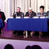 Od lewej: Aleksandra Tręda, ks. Tomasz Sroka, ks. Andrzej Abdank- -Kozubski, imam Abdul Jabbar Koubaisy, Dorota Wiewióra, ks. Dariusz Madzia i ks. Cezary Mizia.