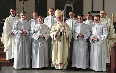 ▲	Klerycy z abp. Skworcem, opiekunem roku ks. Marcinem Wierzbickim (pierwszy z lewej) i rektorem ks. Markiem Pankiem (pierwszy z prawej).