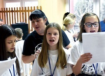 W prowadzeniu zajęć pomagali także inni nauczyciele i wychowawcy, a wśród nich Anna Lutz.