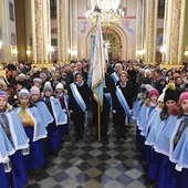 W modlitwie uczestniczyły m.in. dziewczęta z DSM i reprezentacje Rycerstwa Niepokalanej.