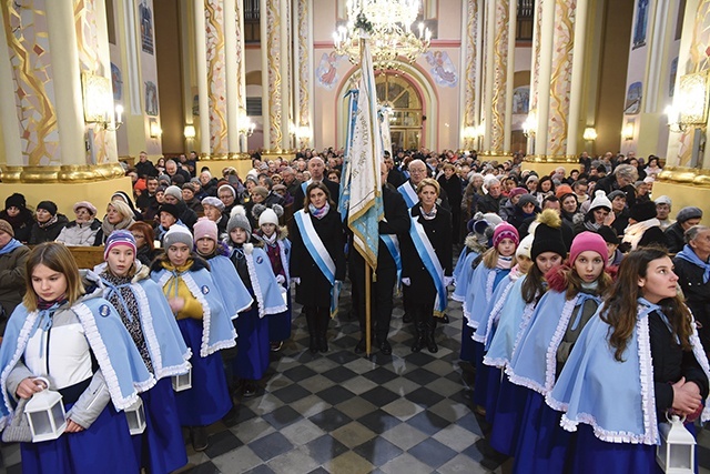 W modlitwie uczestniczyły m.in. dziewczęta z DSM i reprezentacje Rycerstwa Niepokalanej.