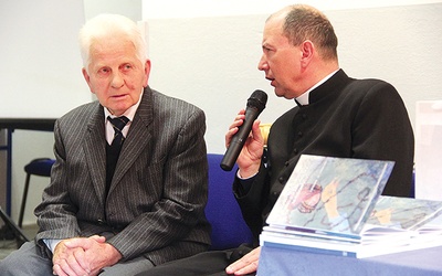 Swoją pamięcią o jodłowskich Żydach podzielił się Jan Świętoń, zaproszony na spotkanie przez ks. Zenona Tomasiaka.