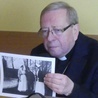 Bp P. Anweiler prezentuje fotografię, na której uwieczniono Karola Wojtyłę i trzy ewangelickie siostry - pielęgniarki opiekujące się jego chorym bratem Edmundem.