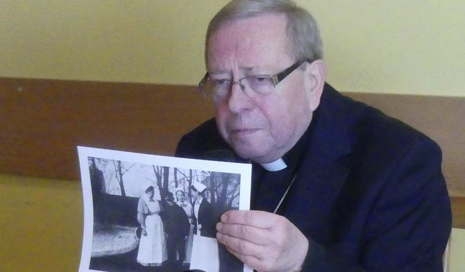 Bp P. Anweiler prezentuje fotografię, na której uwieczniono Karola Wojtyłę i trzy ewangelickie siostry - pielęgniarki opiekujące się jego chorym bratem Edmundem.