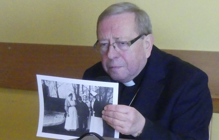 Bp P. Anweiler prezentuje fotografię, na której uwieczniono Karola Wojtyłę i trzy ewangelickie siostry - pielęgniarki opiekujące się jego chorym bratem Edmundem.