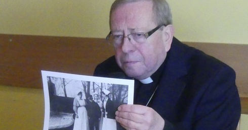 Bp P. Anweiler prezentuje fotografię, na której uwieczniono Karola Wojtyłę i trzy ewangelickie siostry - pielęgniarki opiekujące się jego chorym bratem Edmundem.