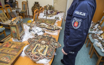 Policjanci zabezpieczyli ikony, obrazy i inne przedmioty kultu.