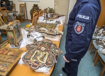 Policjanci zabezpieczyli ikony, obrazy i inne przedmioty kultu.