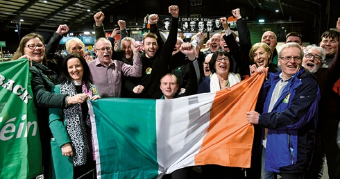 Chociaż Sinn Fein wygrała wybory parlamentarne, nie będzie w stanie samodzielnie rządzić.  Czy szefowej partii uda się skompletować stabilną koalicję?