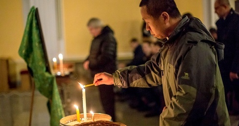 Ks. Xiaowang Shi zapalił symboliczną świecę za zmarłych rodaków.