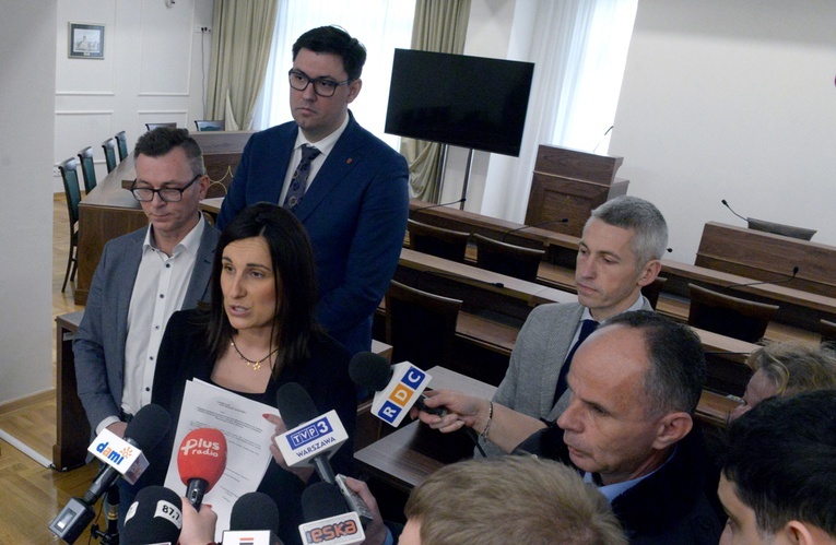 Swe stanowisko radni przedstawili na konferencji prasowej zorganizowanej w sali obrad Rady Miejskiej w Radomiu.
