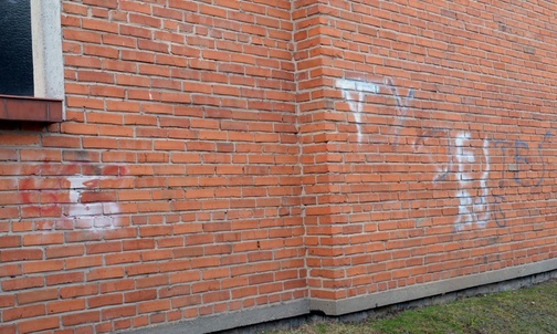 Napis pokryto specjalną białą farbą, która ułatwi oczyszczenie ściany.