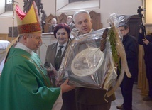 Leśnicy ofiarowali bp. Henrykowi Tomasikowi obraz przedstawiający pierwszą siedzibę nadleśnictwa oraz szaty i paramenty liturgiczne, prosząc, by przekazał je na misje.