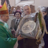 Leśnicy ofiarowali bp. Henrykowi Tomasikowi obraz przedstawiający pierwszą siedzibę nadleśnictwa oraz szaty i paramenty liturgiczne, prosząc, by przekazał je na misje.