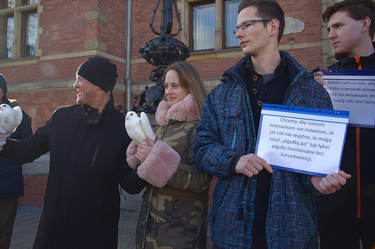 Protest młodzieży przeciwko programowi "Zdrovve Love"