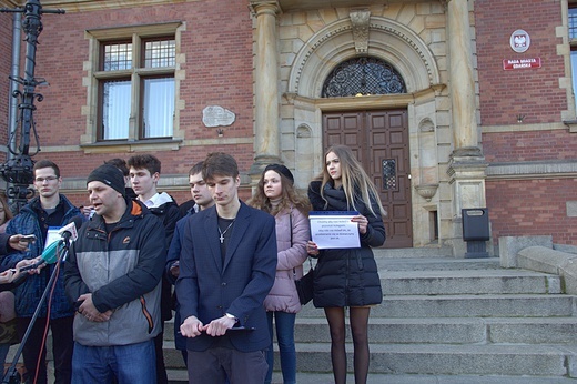 Protest młodzieży przeciwko programowi "Zdrovve Love"