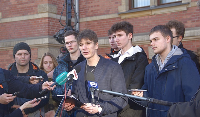 Gdańsk. Protest młodzieży szkolnej przeciwko programowi "Zdrovve Love"