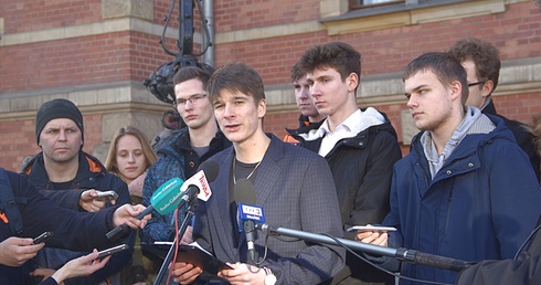 Gdańsk. Protest młodzieży szkolnej przeciwko programowi "Zdrovve Love"