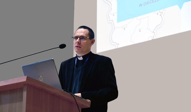 Wyniki badań religijności w diecezji. Antyklerykalizm przyczyną niewiary? Niedzielne kazania na trójkę!