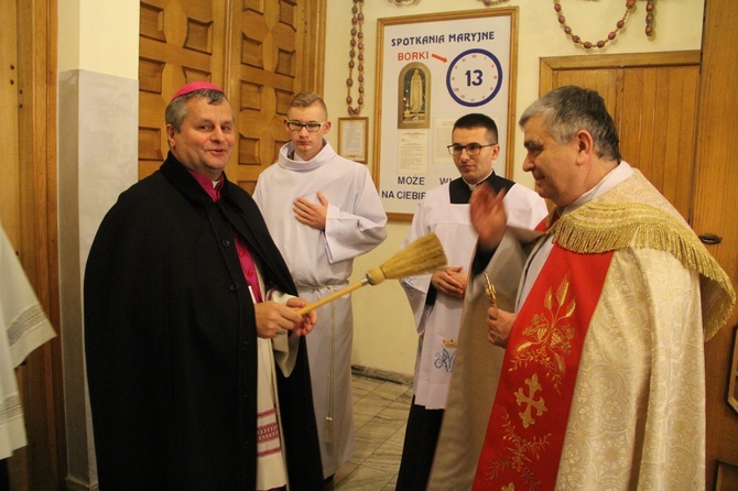 Borki. Poświęcenie witraży